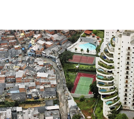 Vista aérea de la favela Paraisópolis junto a apartamentos e instalaciones deportivas de lujo.